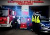 #PRZECISZÓW Policjanci promowali akcję zbierania plastikowych nakrętek, zainicjowaną przez strażaków ochotników. Strażacy, policjanci i przedstawiciele fundacji przy nakrętkowym wozie strażackim w Przeciszowie