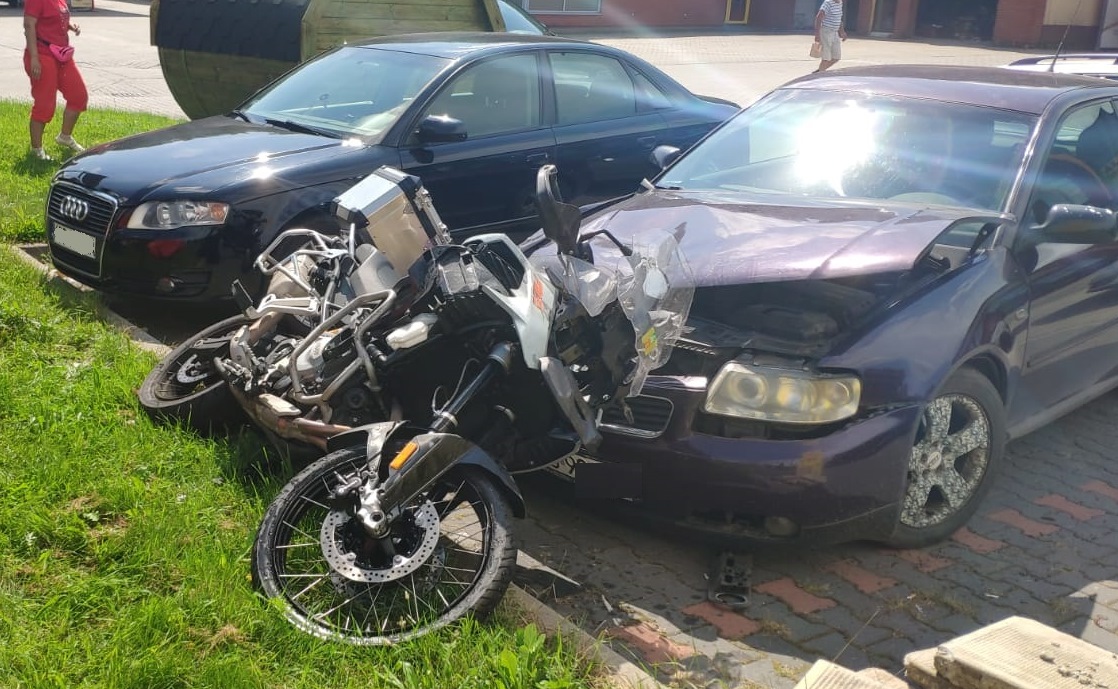 KPP Oświęcim. Zator wypadek drogowy motocyklista i samochód 16.08 
