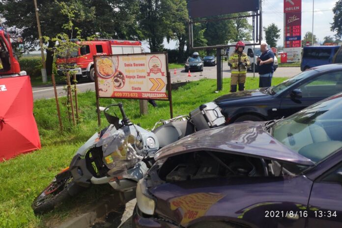 KPP Oświęcim. Zator wypadek drogowy motocyklista i samochód 16.08