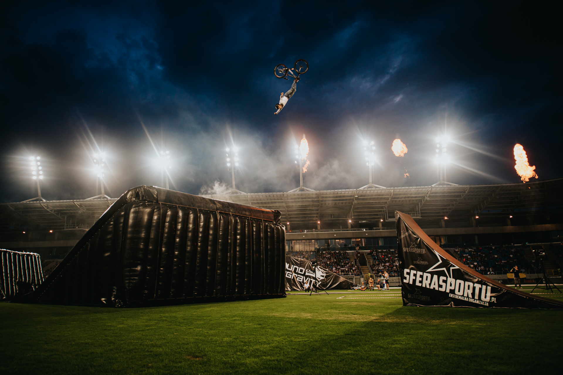 NA pokazach nie zabraknie pirotechniki i muzki (foto Adam Glosowic)