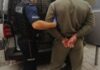 Policja zatrzymała siedmiu poszukiwanych. KPP Oświęcim zatrzymany mężczyzna przy radiowozie