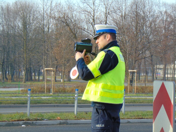KPP-Oświęcim-policjant-ruchu-drogowego-z-miernikiem-prędkości