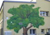 Na ścianie zatorskiej szkoły „wyrosło” drzewo. Jest pięknie zielone, rozłożyste i co najważniejsze – oczyszcza powietrze. zso-zator