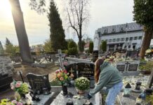 Pamięć, która łączy pokolenia. Zatorska młodzież posprzątała groby zasłużonych mieszkańców
